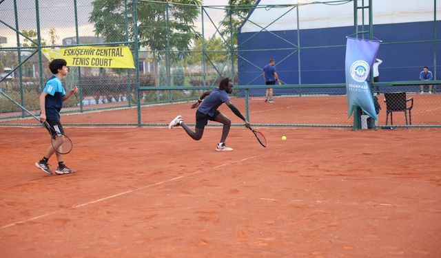 Eskişehir'de yaz tenis turnuvası kazananları belli oldu