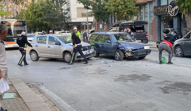 Eskişehir'de yol kesişiminde trafik kazası!