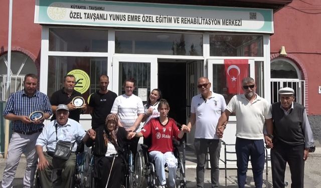 Almanya’dan Kütahya’ya tekerlekli sandalye ve yürüteç getirdiler