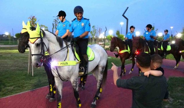 Kütahya’da devriye gezen atlı polislere vatandaşlardan ilgi