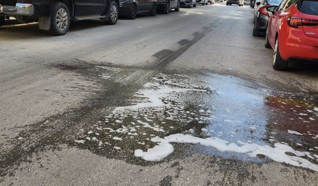 Eskişehir'de yol ortasına dökülen sular tehlikeli!