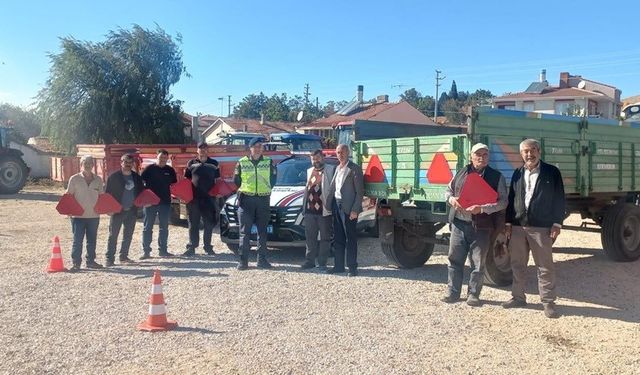 Eskişehir'de traktör sürücülerine reflektör dağıtımı!