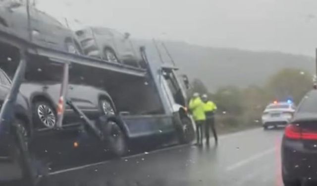 Bursa'da araç yüklü tır yol kenarına savruldu!