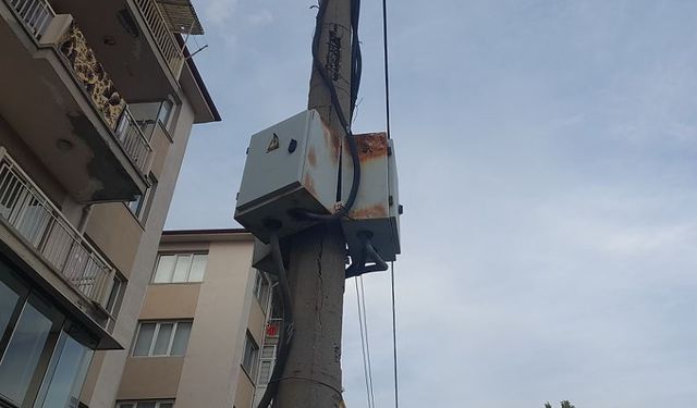 Eskişehir'deki paslı elektrik panoları tehlike saçıyor!