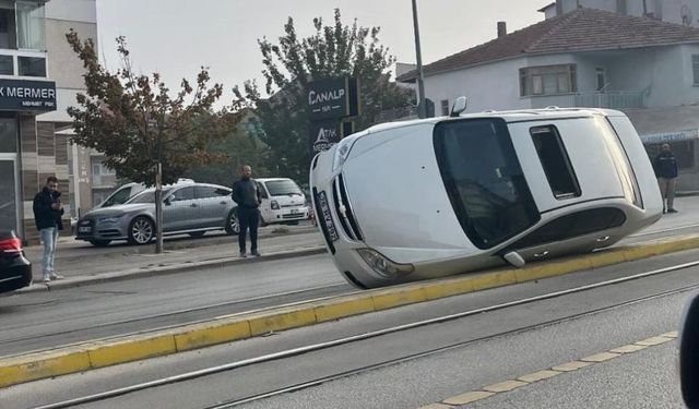 Eskişehir'de otomobil devrildi: Tramvay seferleri aksadı