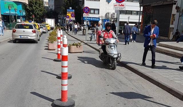 Eskişehir'de ters yöne park eden motor yayaları riske attı