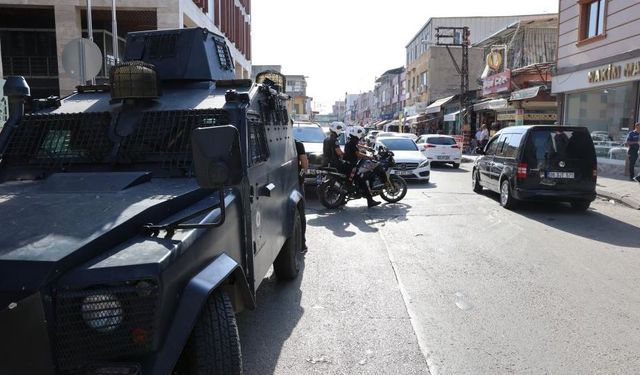 Adana sokağında el bombası paniği