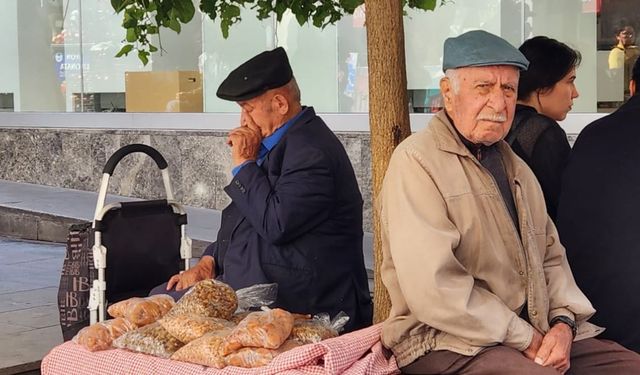 Eskişehir'deki yaşlı adam geçimini bakın nasıl sağlıyor