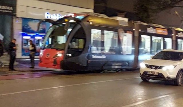 Tramvay yoluna park eden sürücü seferleri aksattı