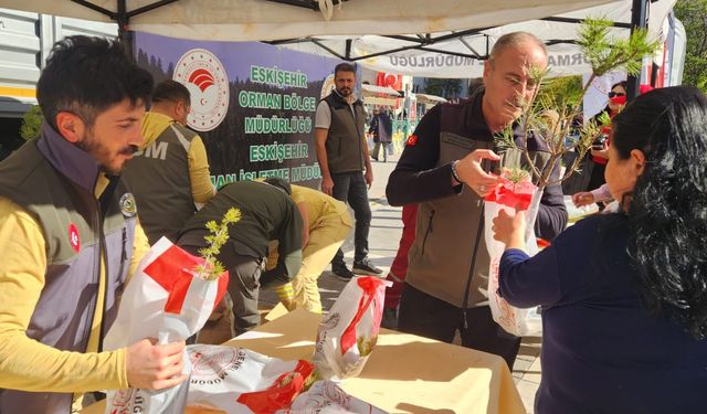 Cumhuriyet Bayramı'nda Eskişehir'de fidan dağıtımı yapıldı!