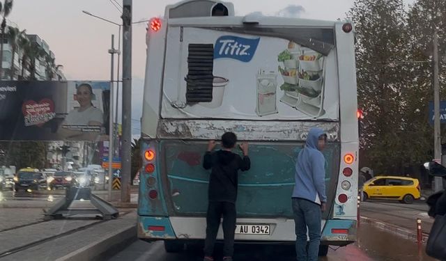 Antalya'da patenli çocukların tehlikeli yolculuğu