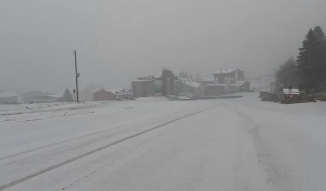 Uludağ'a kar düştü, hava sıcaklığı -10 oldu!