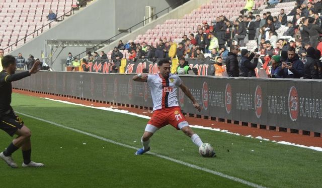 Eskişehirspor’un sol beki derbiyi yarıda bıraktı