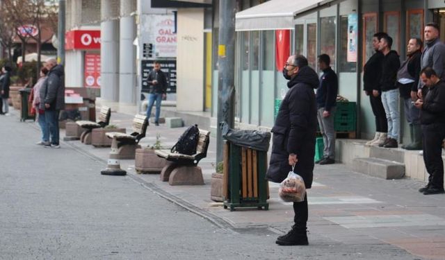 Eskişehir kent merkezinde Atatürk'e saygı duruşu...