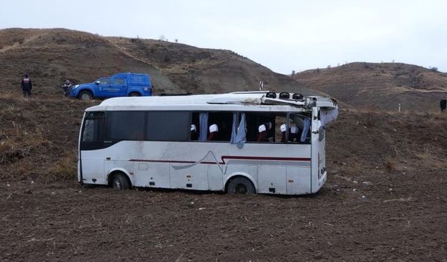 Cenazeye giden araç şarampole devrildi: 29 yaralı!