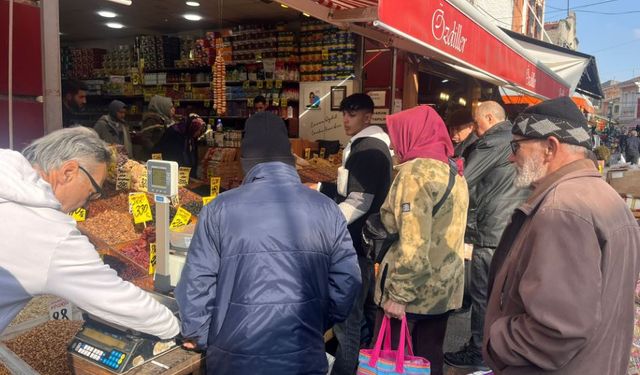 Eskişehir'de vatandaşlar ucuz kuruyemişte yoğunluk yarattı