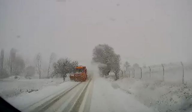 Eskişehir'deki ani kar yağışı yolu kapattı!