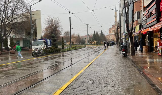 Eskişehir'de yağan yağmur şehri sessizliğe bürüdü