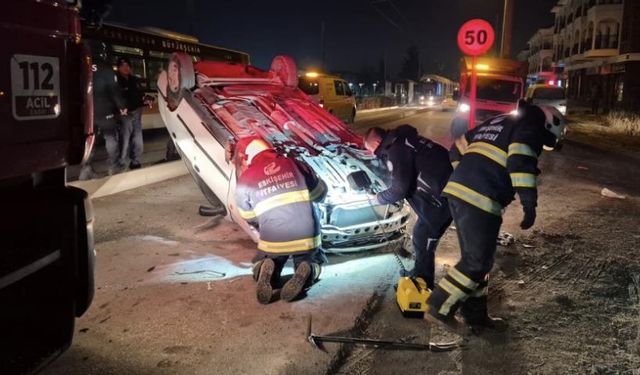 Eskişehir'de tramvay direğine girdi: Ehliyetsiz ve alkollü!