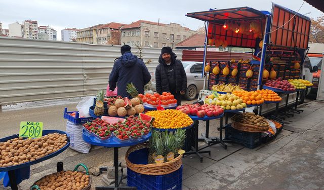 Eskişehir'de yılbaşı alışverişi başladı: Fiyatlar el yakıyor!