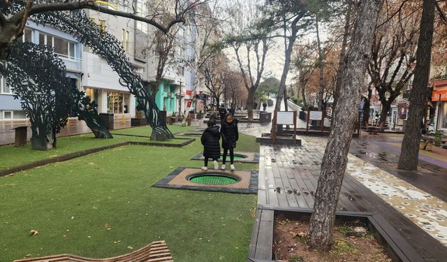 Eskişehir'in o noktasındaki park çocukların daimi adresi...