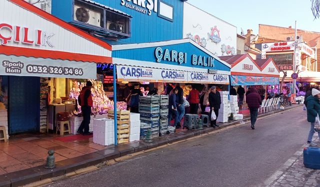 Eskişehir'de balık tezgahları yoğun ilgi çekiyor