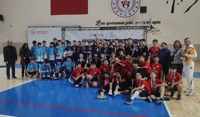 Okullararası voleybolda kupalar sahiplerini buldu