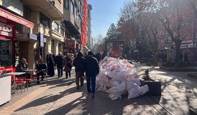 Eskişehir'de yola bırakılan inşaat atıkları tepki çekti