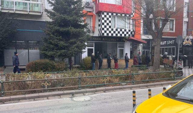 Eskişehir'deki simit kuyruğu dikkat çekti