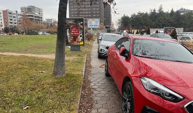 Eskişehir'de kaldırıma park edilen araçlar yayaları zorluyor