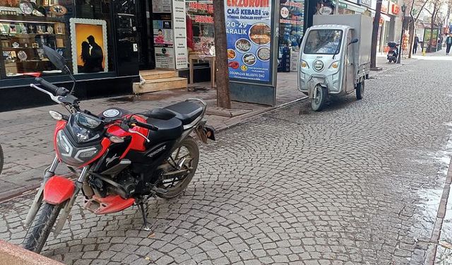 Yaya geçişini zorlaştıran park ihlalleri büyük sorun oluyor