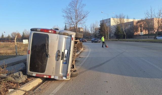 Eskişehir'de kaza: Viraja hızlı girince devrildi!