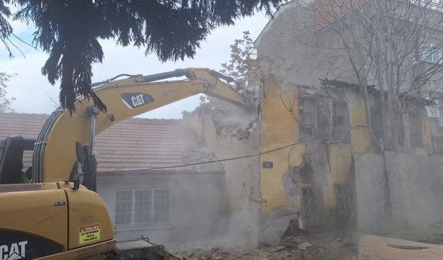 Odunpazarı'nda metruk bina temizliği sürüyor!