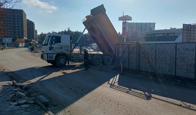 Eskişehir'de hafriyat kamyonu yolu kapattı: Trafik aksadı...