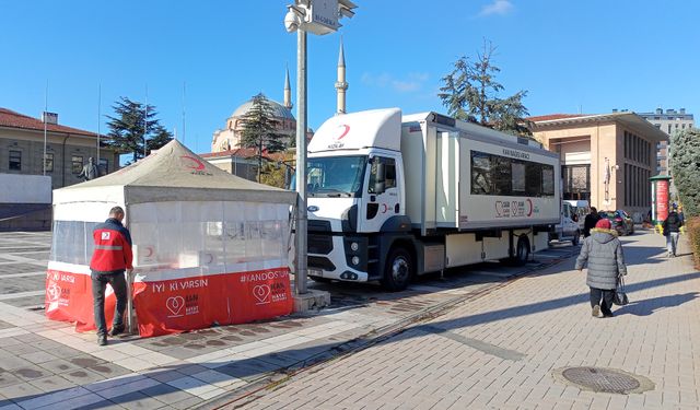 Kızılay kan bağış çadırı Eskişehirlilerin desteğini bekliyor!