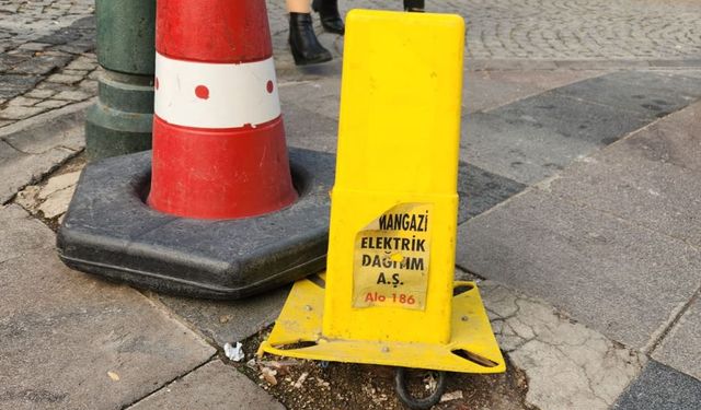 Bakımsızlık nedeniyle Eskişehir'deki uyarı levhaları zarar gördü