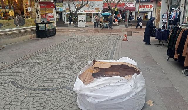 Eskişehir'in merkezindeki büyük kartonlar yayaların geçişini zorladı