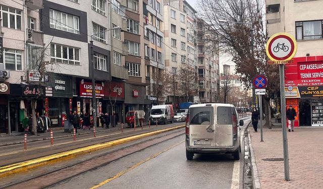 Eskişehir'de park yasağını ihlal eden sürücü tepki topladı