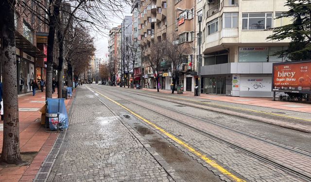 Eskişehir'in en kalabalık caddesi soğuklarda sessizliğe büründü...