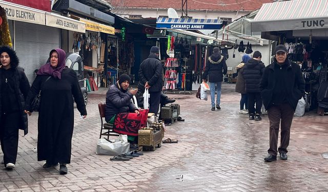 Ayakkabı boyacıları soğuk dinlemiyor!