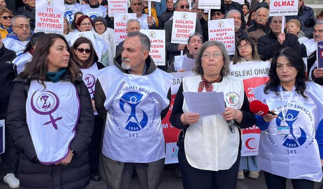 Eskişehir’de sağlık çalışanları, sistemsel sorunları protesto etti!