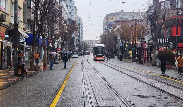 Eskişehir'de yağış esnafı zor durumda bıraktı: Sokaklar...