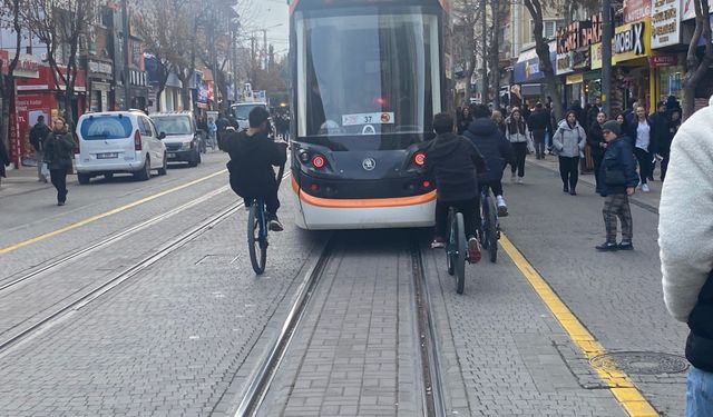 Eskişehir tramvay yolunda çocukların tehlikeli oyunu!