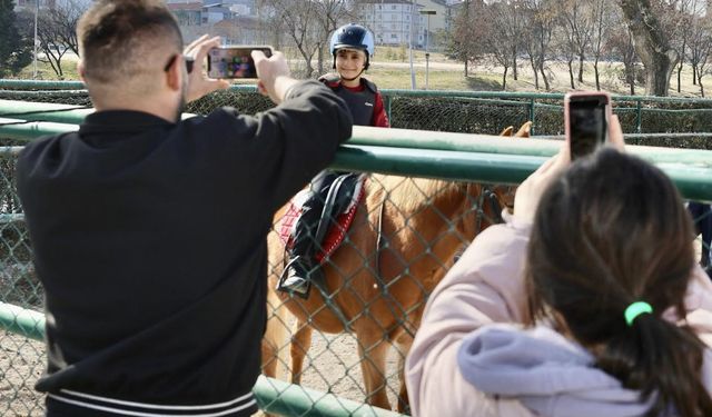 Eskişehirliler at binme keyfini Kentpark'ta yaşıyor!