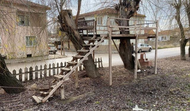 Eskişehir'de kendi yaptıkları çardak çevre sakinlerinin ilgisini çekti