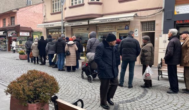 Eskişehir'de buz gibi havaya rağmen o kuyruğa girdiler