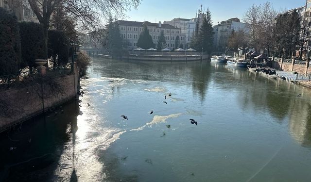 Eskişehir'in simgesi Porsuk Çayı buz pistine döndü!