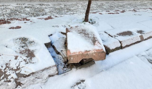 Eskişehir'de tehlike saçan kaldırım!