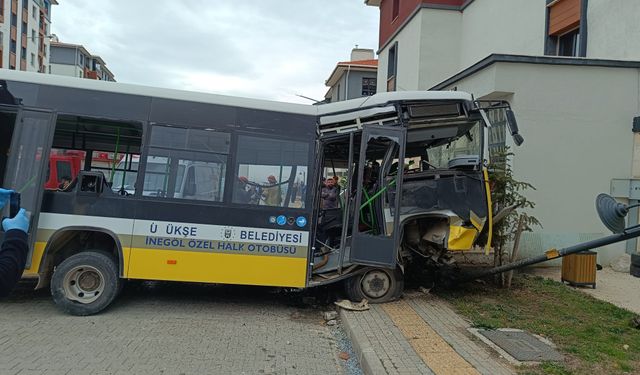 İnegöl'de özel halk otobüsü 10 metreden aşağıya uçtu!