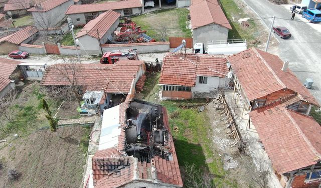 Eskişehir’deki yangında çatı katı küllere döndü!